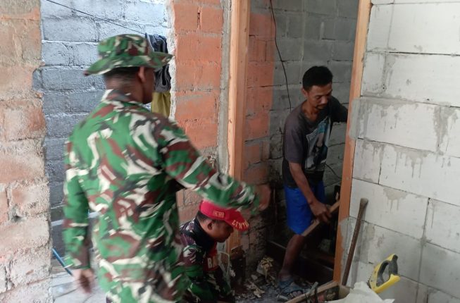 Angkat Barang Rongsok, Satgas dan Warga Siap Selesaikan RTLH di Desa Cukil
