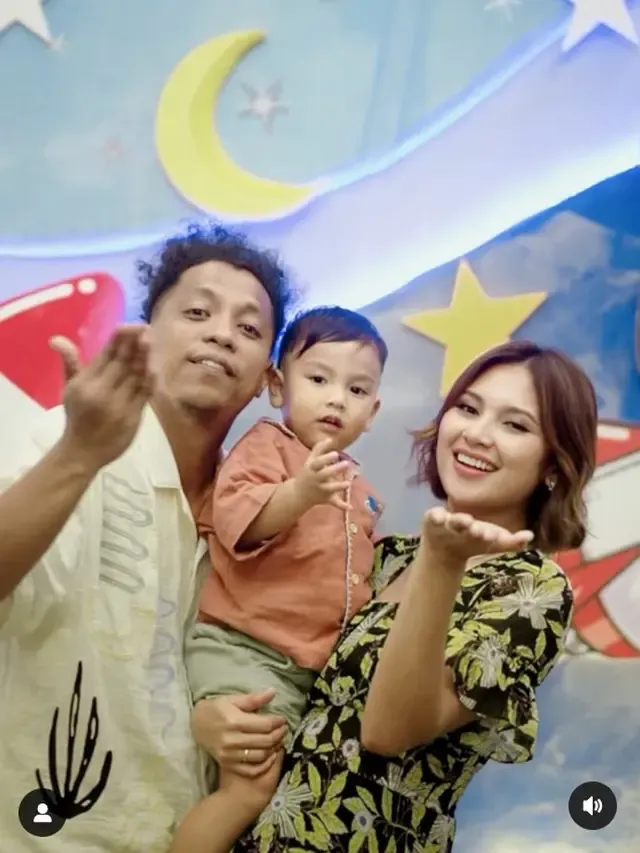 Arie Kriting dan Indah Permatasari Rayakan Ultah Naka ke-4 dengan Perayaan Sederhana