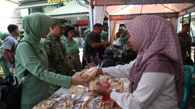 Bazar HUT ke-81 TNI di Lumajang Sediakan Sembako Murah dan Dorong UMKM Lokal LPP RRI