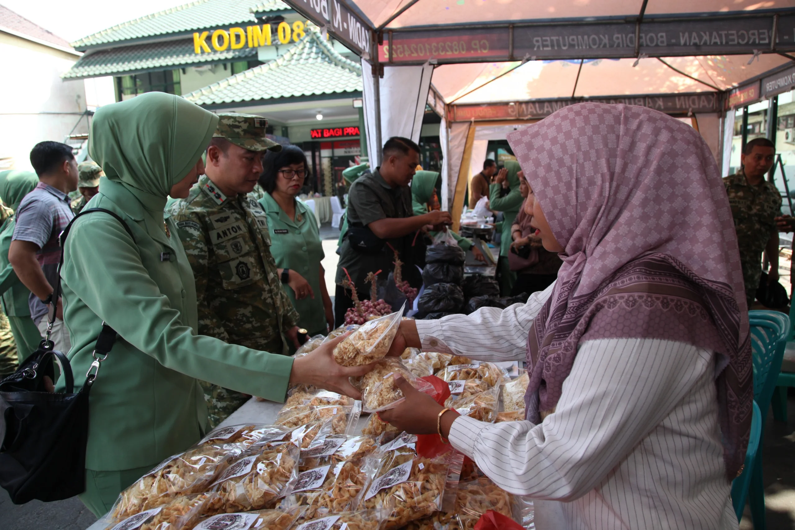 Bazar HUT ke-81 TNI di Lumajang Sediakan Sembako Murah dan Dorong UMKM Lokal LPP RRI