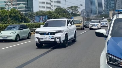 Belum Dijual, Denza B8 Kepergok Ikut Iring-iringan Presiden di Tol Dalam Kota