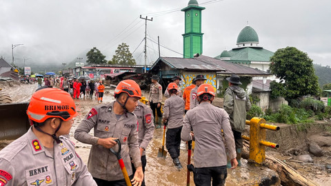 Brimob Polda Sumbar Turun Langsung Tangani Banjir Bandang di Solok