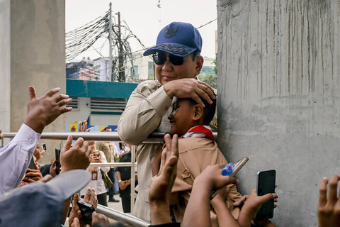 Foto Prabowo Sapa Warga Usai Peresmian LRT Kelapa Gading-Manggarai