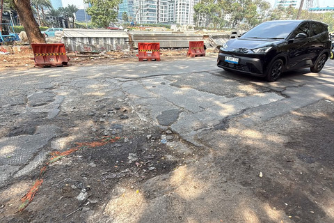 Jalan di Tengah Gedung Tinggi Kuningan Kerap Rusak meski Sudah Ditambal