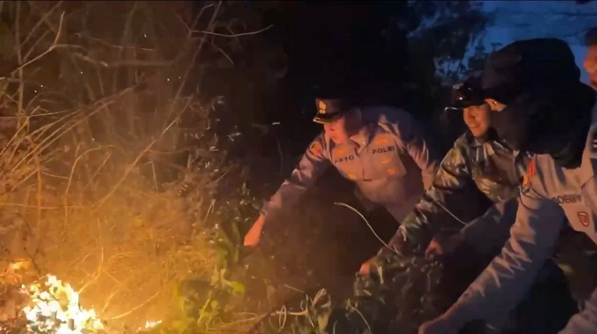 Karhutla Bondowoso Meluas, Kapolres Turun Langsung Padamkan Titik Api Jampit