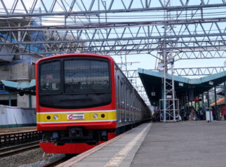 Kebakaran Lahan Dekat Jalur KA, Perjalanan Commuter Line Rangkasbitung Terlambat