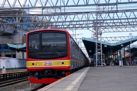 Kebakaran Lahan Dekat Jalur KA, Perjalanan Commuter Line Rangkasbitung Terlambat