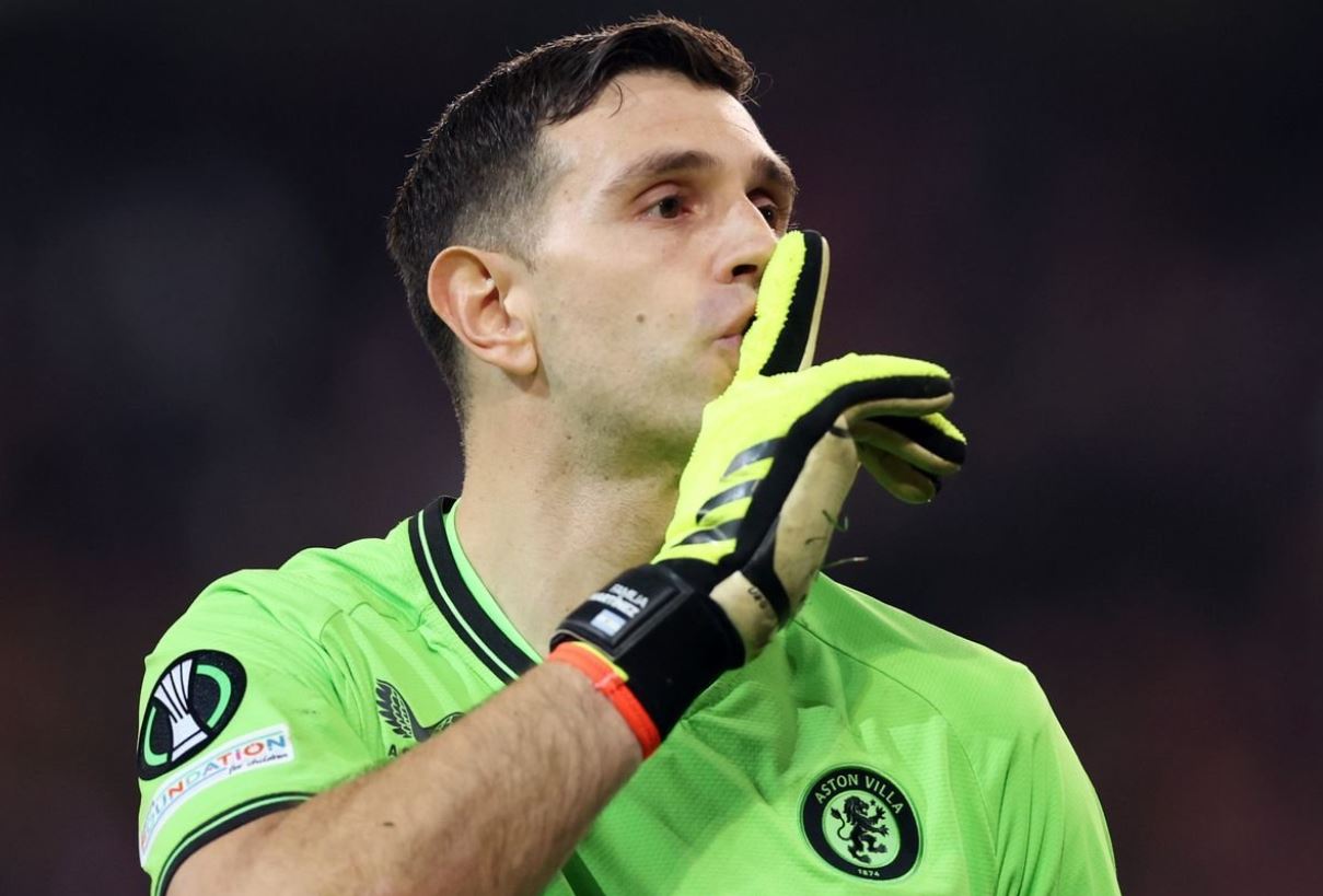Kiper Timnas Jepang Bergabung, Emiliano Martinez Ditawarkan ke Chelsea