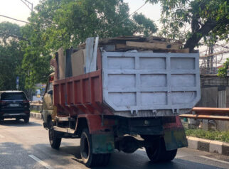 Melihat Truk Sampah di Surabaya Terawat, Angkut Kayu-Kasur Disusun Rapi