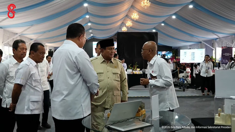 Momen Prabowo Cicipi Air Mineral dan Keripik Ubi Hasil Olahan BRIN