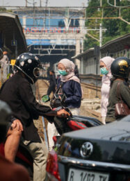 Palang Sudah Ditutup, Motor Tetap Terobos Hingga Tersenggol KA Argo Merbabu