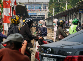 Palang Sudah Ditutup, Motor Tetap Terobos Hingga Tersenggol KA Argo Merbabu