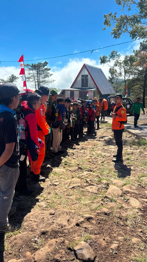 Ribuan Pendaki Padati Gunung Bawakaraeng untuk Kibarkan Merah Putih saat HUT RI