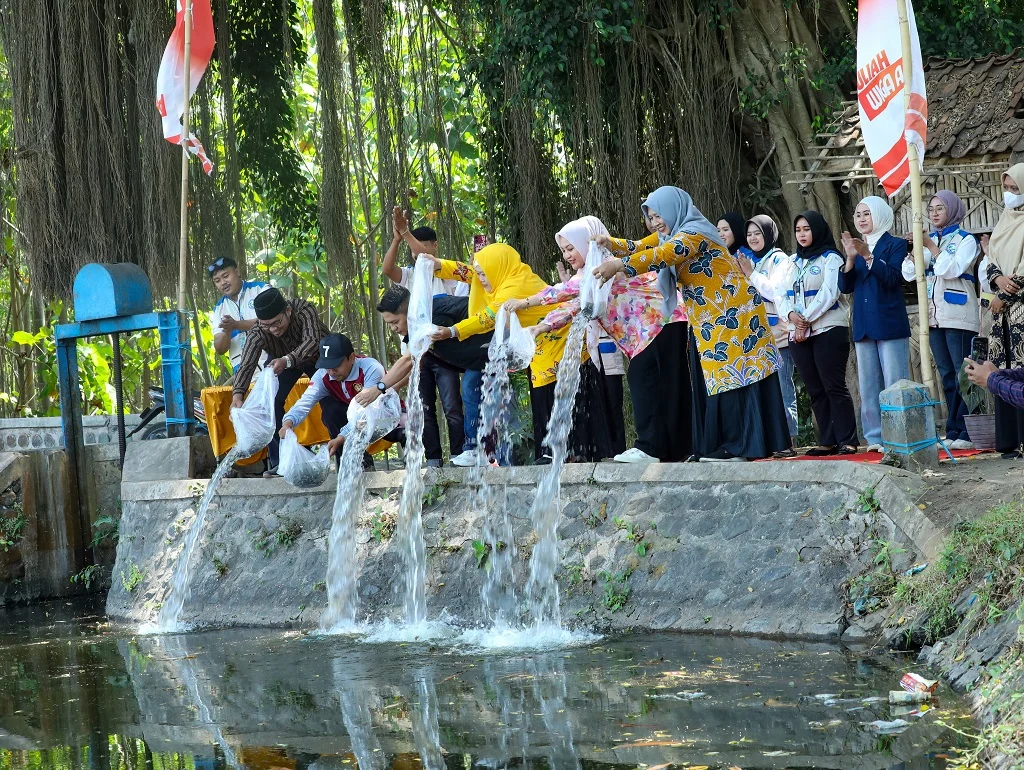 Sebanyak 15.000 Bibit Ikan Ditebar di Rowosumo Lumajang LPP RRI