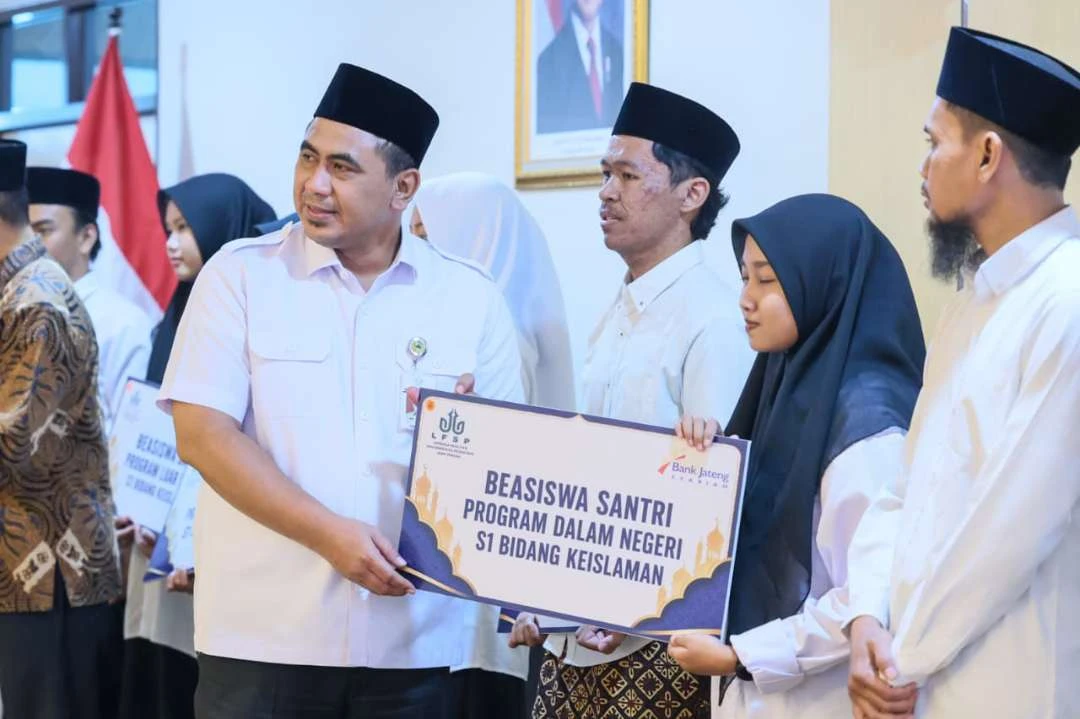 Serahkan Beasiswa Santri, Taj Yasin Dorong Integrasi STEM dan Nilai Pesantren