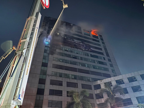Sudah 4 Jam Api Membakar Gedung Bapenda DKI, Damkar Masih Berjibaku Padamkan