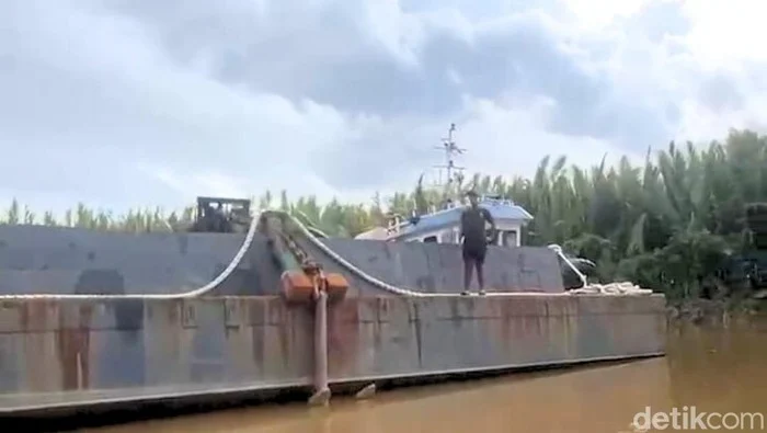 Sungai-sungai Kalimantan Mengering: Kapal Kandas dan Dampaknya pada Produksi Air Bersih