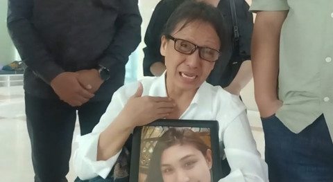 Tangis Ibu Eks Istri Brigadir ISH di DPR Peluk Foto Anak, Minta Usut Tuntas