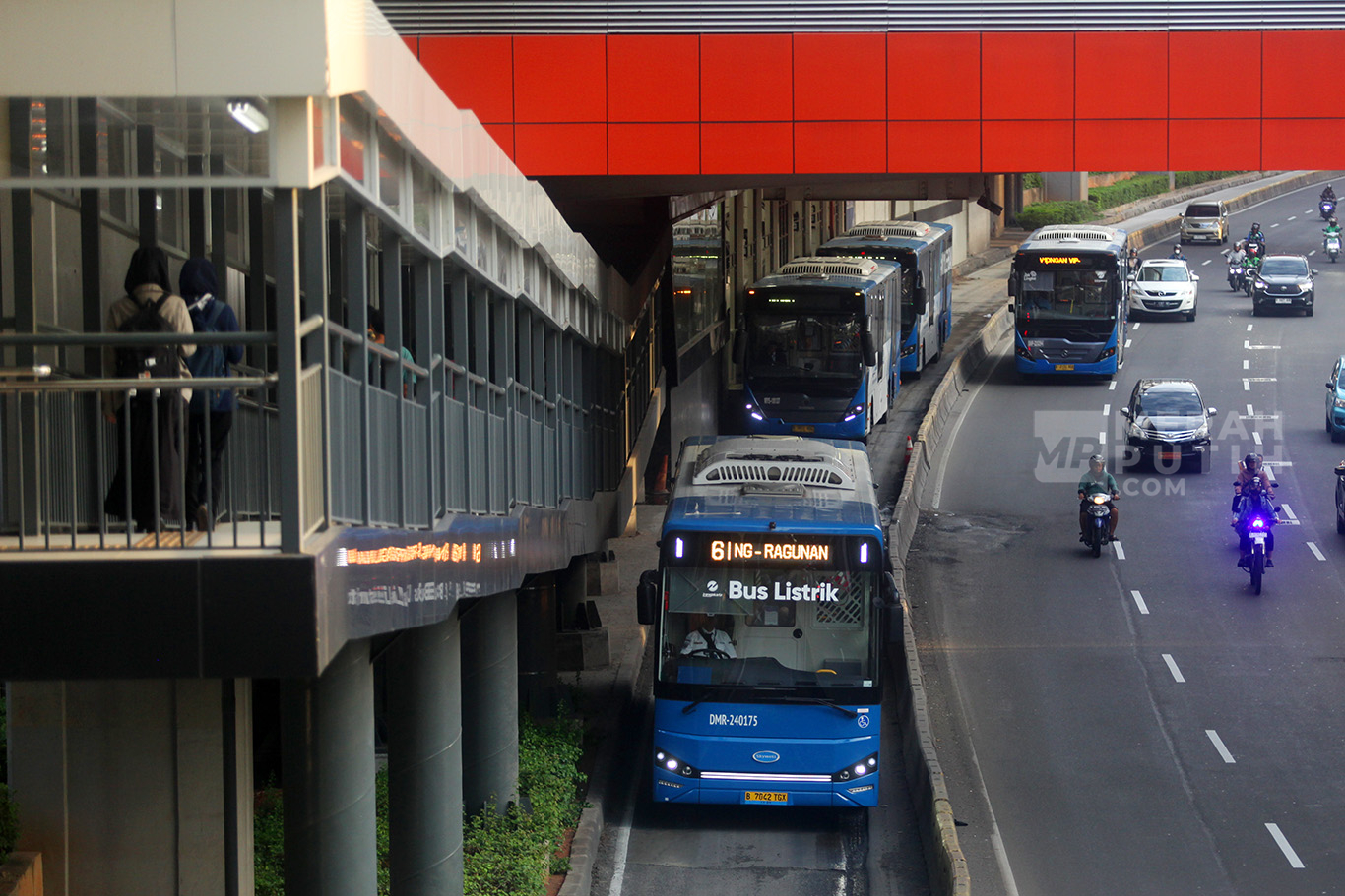 Transjakarta Rute D11 dan 4B Turun Gunung Bantu Evakuasi Penumpang Buntut KRL Pasar Minggu-Manggarai Tersendat