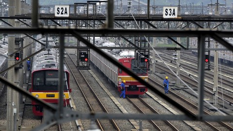 Truk Terperosok di Jalur Serang-Karangantu, KRL Merak-Rangkas Sempat Tertahan