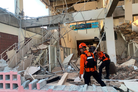 Update Gempa 7,7 M di NTT: 14 Orang Tewas dan Puluhan Bangunan Rusak