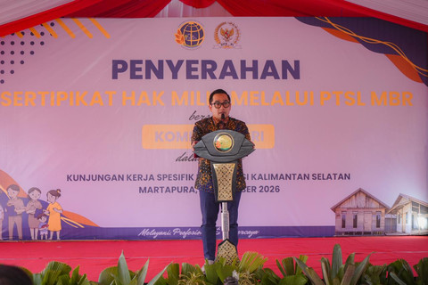 Wamen Ossy Serahkan Sertipikat Tanah untuk MBR di Kalsel Demi Rumah Layak Huni