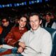 Gaya Dua Lipa Saat Menonton Yankees dengan Mantel Kulit Buaya Burgundy Koleksi Chanel Métiers d’Art