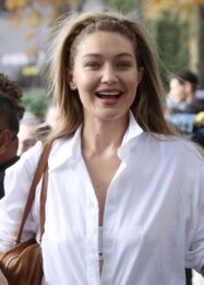 Gaya Model-Off-Duty Gigi Hadid yang Effortless Hadir dengan Headband Ikonis 90-an