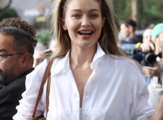 Gaya Model-Off-Duty Gigi Hadid yang Effortless Hadir dengan Headband Ikonis 90-an