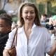 Gaya Model-Off-Duty Gigi Hadid yang Effortless Hadir dengan Headband Ikonis 90-an