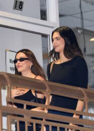 Hailey Bieber dan Kendall Jenner Buktikan Padu Padan Biru dan Hitam Bisa Tampil Paling Chic