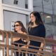 Hailey Bieber dan Kendall Jenner Buktikan Padu Padan Biru dan Hitam Bisa Tampil Paling Chic