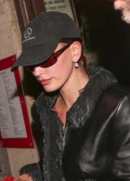 Hailey Bieber Membawa Tren Merch ke Jalanan Paris