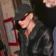 Hailey Bieber Membawa Tren Merch ke Jalanan Paris