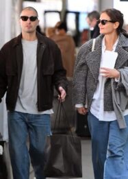 Katie Holmes dan Kekasihnya, Jason Bard Yarmosky, Tampil Serasi saat Bepergian