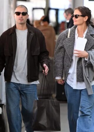 Katie Holmes dan Kekasihnya, Jason Bard Yarmosky, Tampil Serasi saat Bepergian