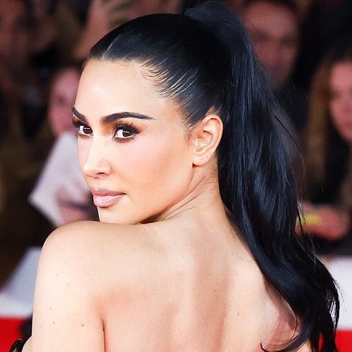 Kim Kardashian Tampil Menawan dengan Gaun Polka Dot di Promosi All's Fair