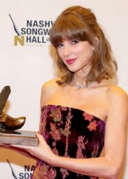 Taylor Swift Membawa Sentuhan Romansa Country ke Kampung Halamannya di Nashville dengan Minidress Raisa Vanessa