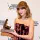 Taylor Swift Membawa Sentuhan Romansa Country ke Kampung Halamannya di Nashville dengan Minidress Raisa Vanessa